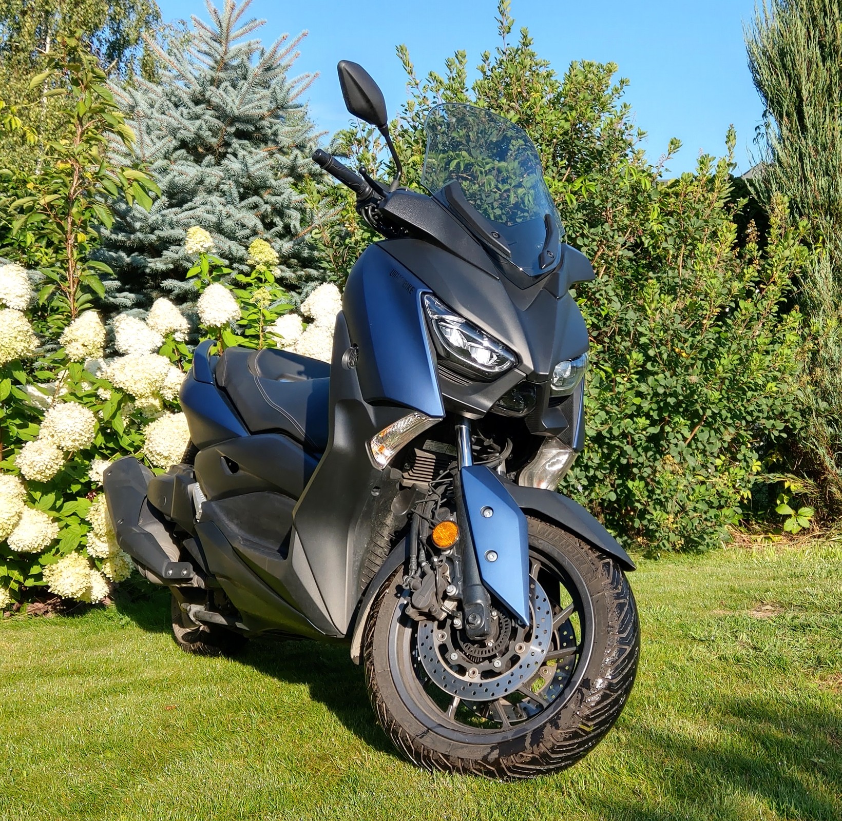 Z tej perspektywy Yamaha Xmax 400 wygląda bardzo drapieżnie