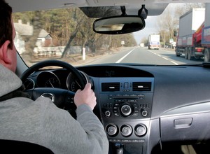Przejście dla pieszych, skrzyżowanie - wyjaśniamy, kiedy można wyprzedzać z prawej strony