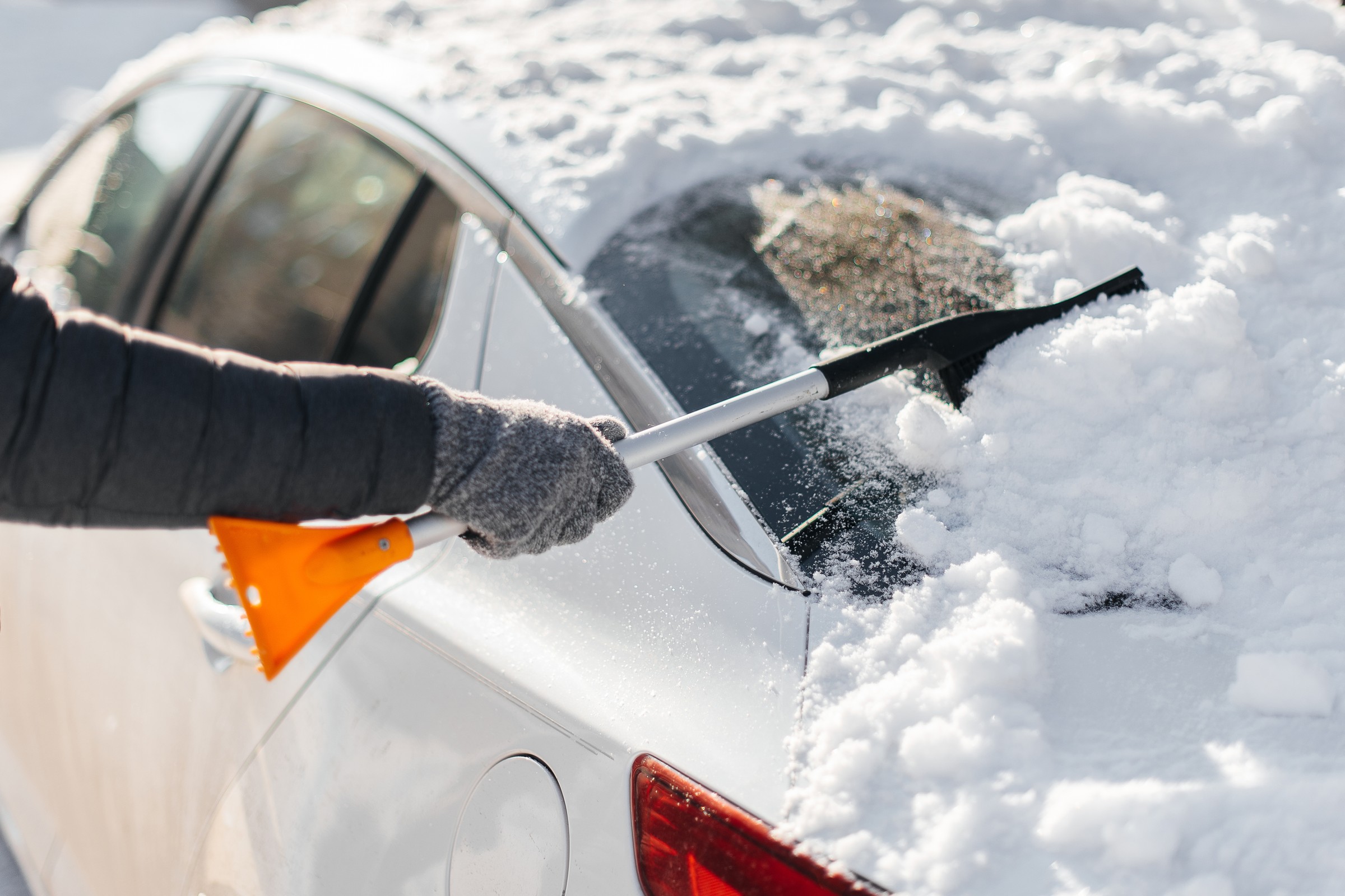 Czy można odśnieżać z włączonym silnikiem? Lepiej nie, to niezgodne z prawem i złe dla silnika