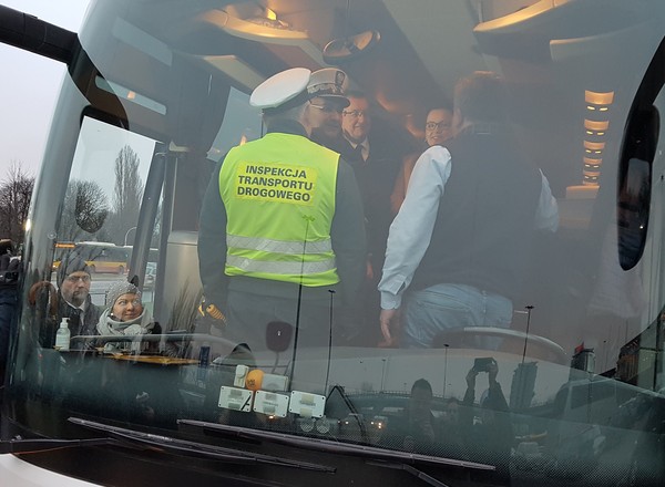 Wyniki akcji „Bezpieczne ferie” – dzieci nadal wożone są niesprawnymi autokarami