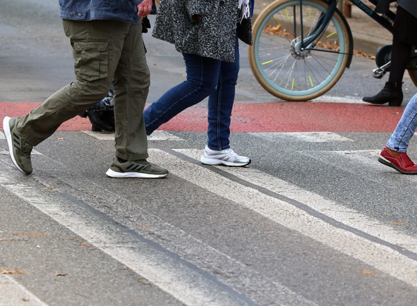 Bez znaku i zebry. Kiedy pieszy może legalnie przejść przez jezdnię? Zasada 100 m