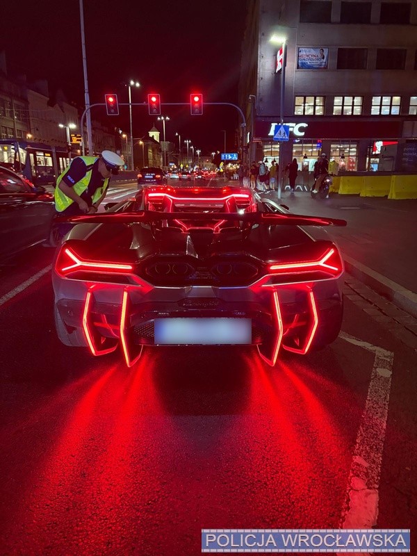 Wrocławska drogówka sprawdzała wydechy w samochodach