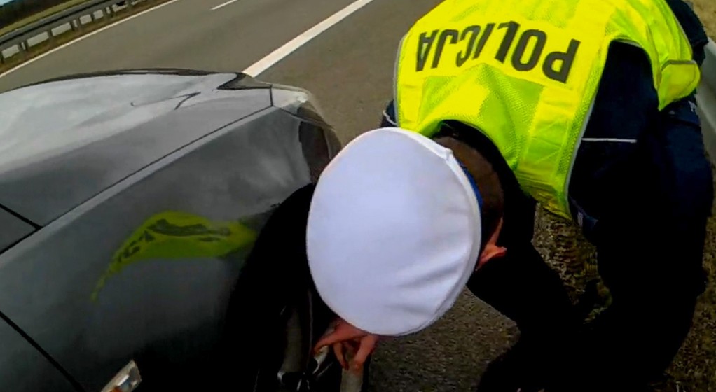 Policjanci wymienili koło w samochodzie