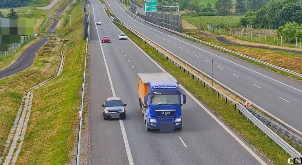 Cofał na ekspresówce i nie chciał dać się złapać
