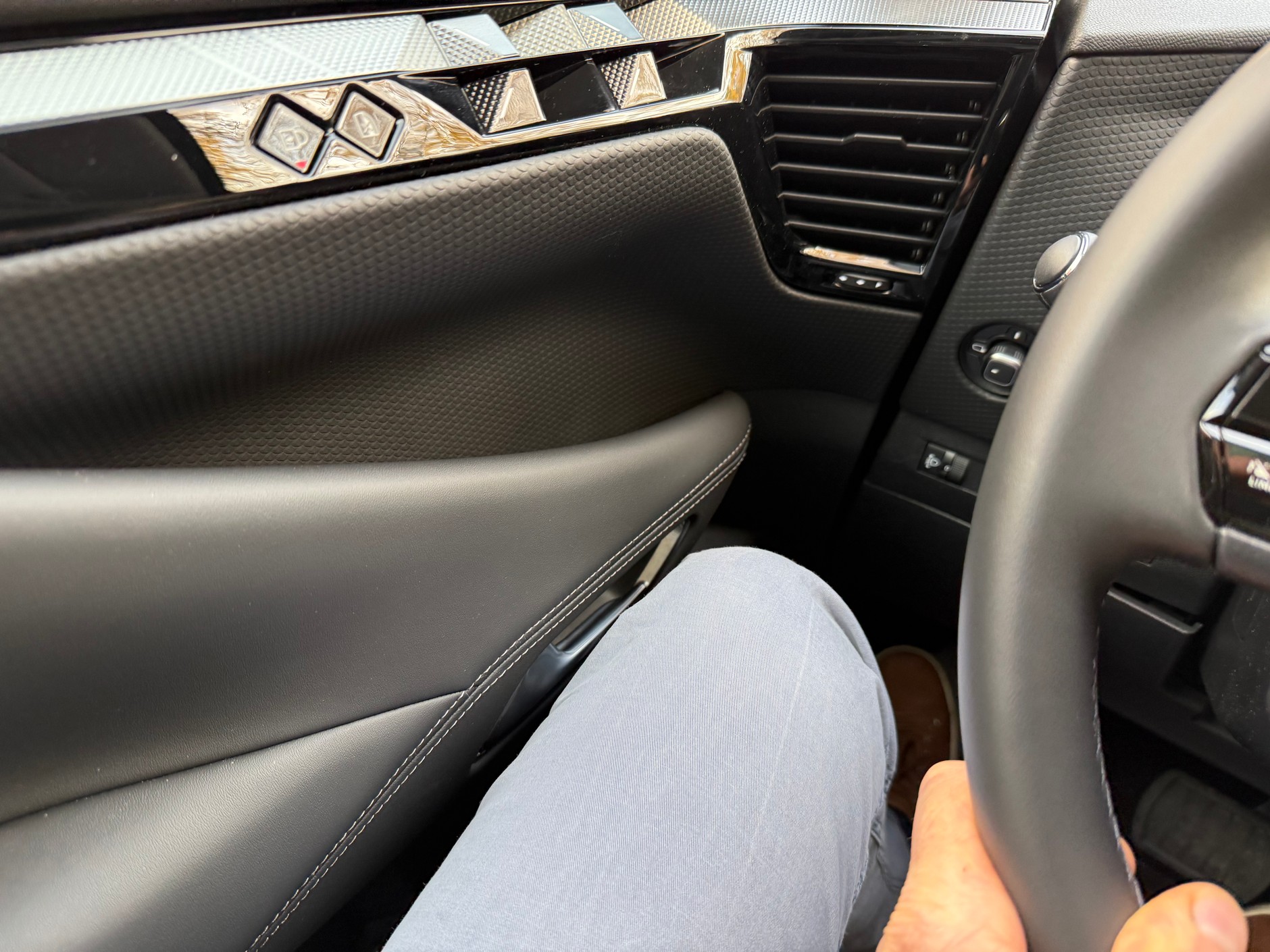 Klamka drzwi umieszczona jest w dość niefortunnym miejscu