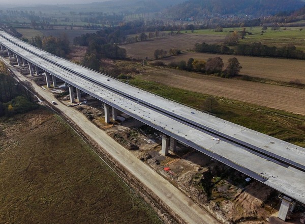 Budowa drogi S3: estakady pod Kamienną Górą prawie gotowe