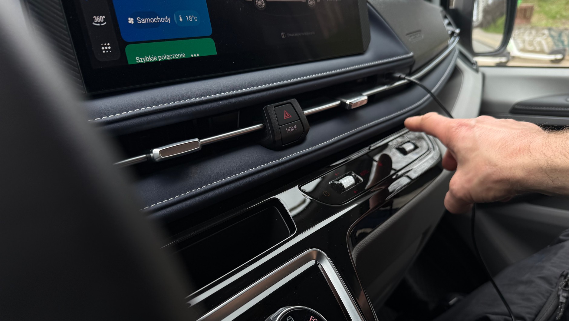 Maxus e-Deliver 7 AWD: pokrętło zmiany temperatury jest bliżej pasażera skrajnego prawego fotela niż kierowcy