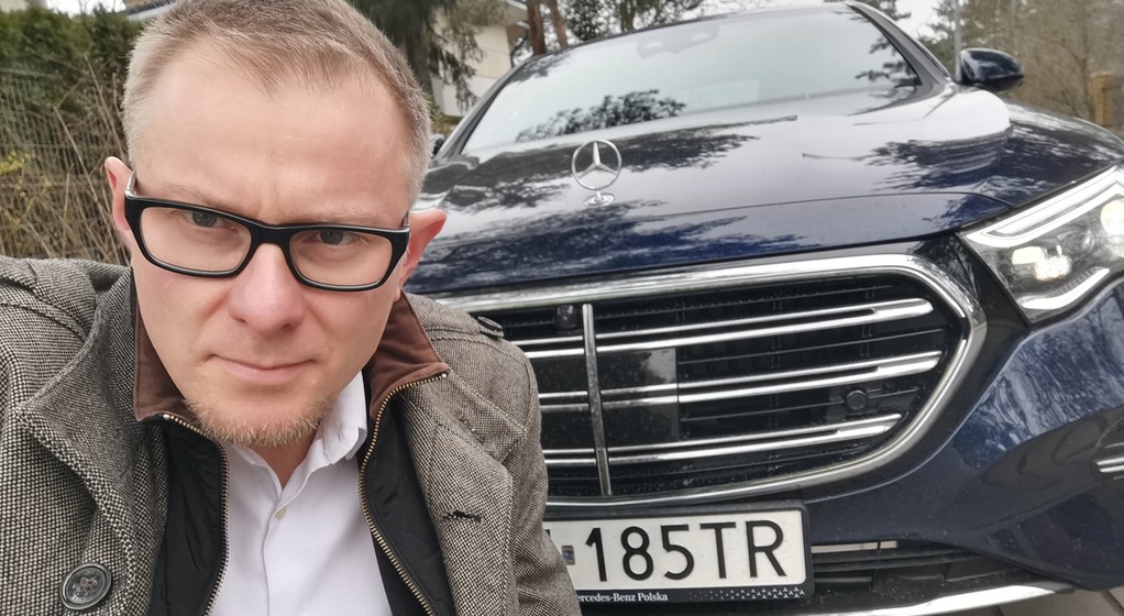 Aktualny hybrydowy Mercedes klasy E ma większą baterię trakcyjną, która realnie pozwala na jazdę po mieście w trybie wyłącznie elektrycznym