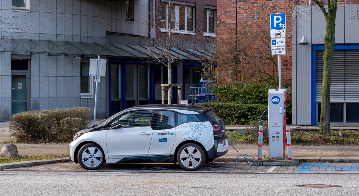 Zaparkował przed nieczynną ładowarką, auto odholowano. Kierowca poszedł do sądu
