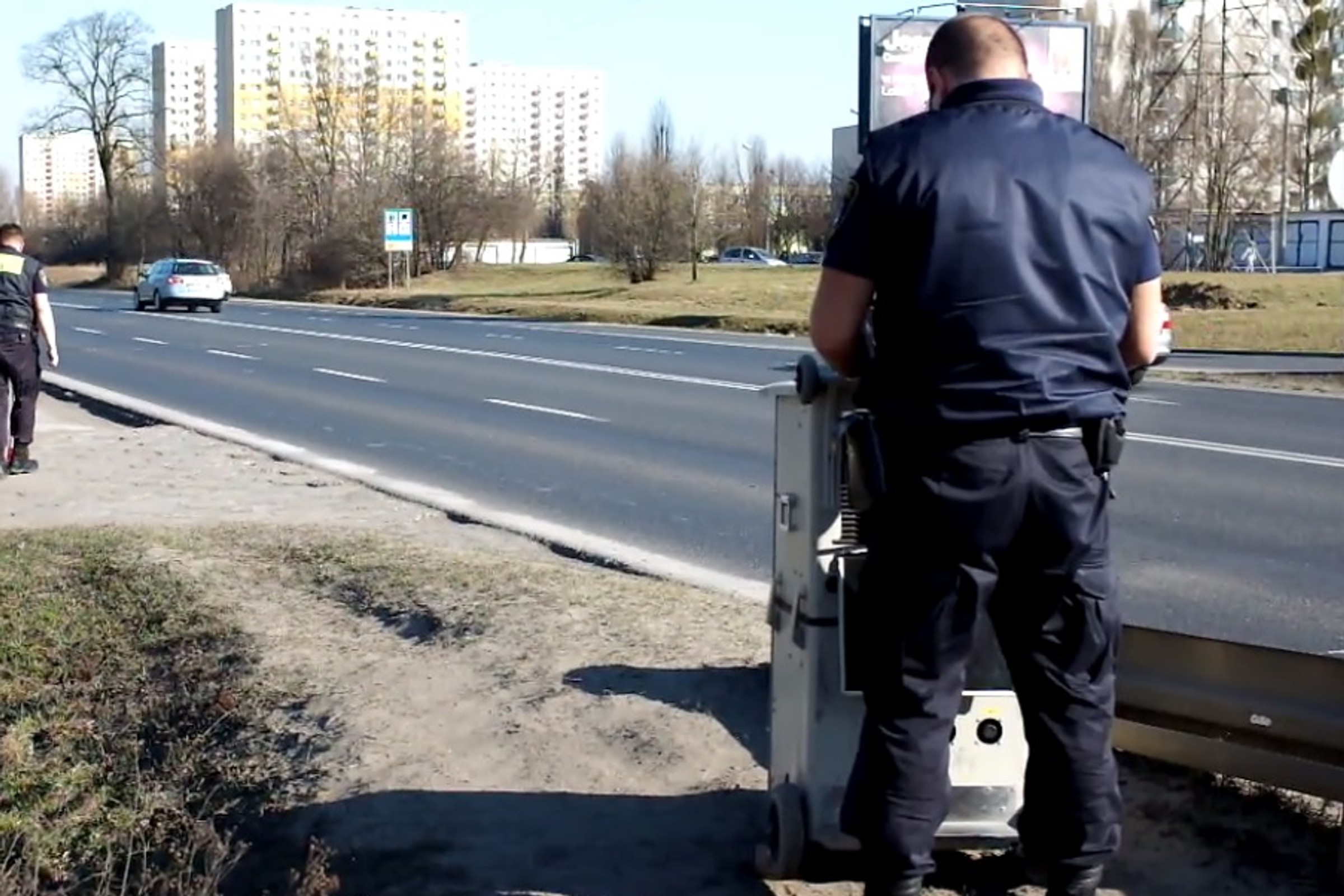 Ponoć strażnicy znów będą chować się w krzakach z fotoradarami. Wyjaśniamy