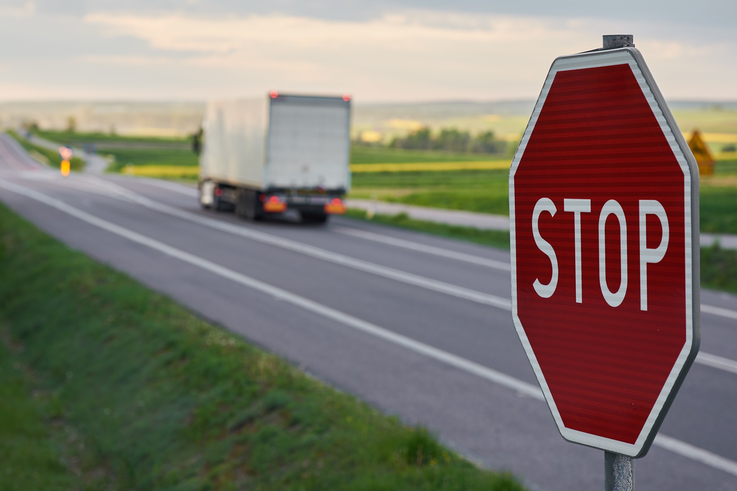 RPO: sygnalizacja świetlna ważniejsza od znaków drogowych. Rzecznik złożył kasację