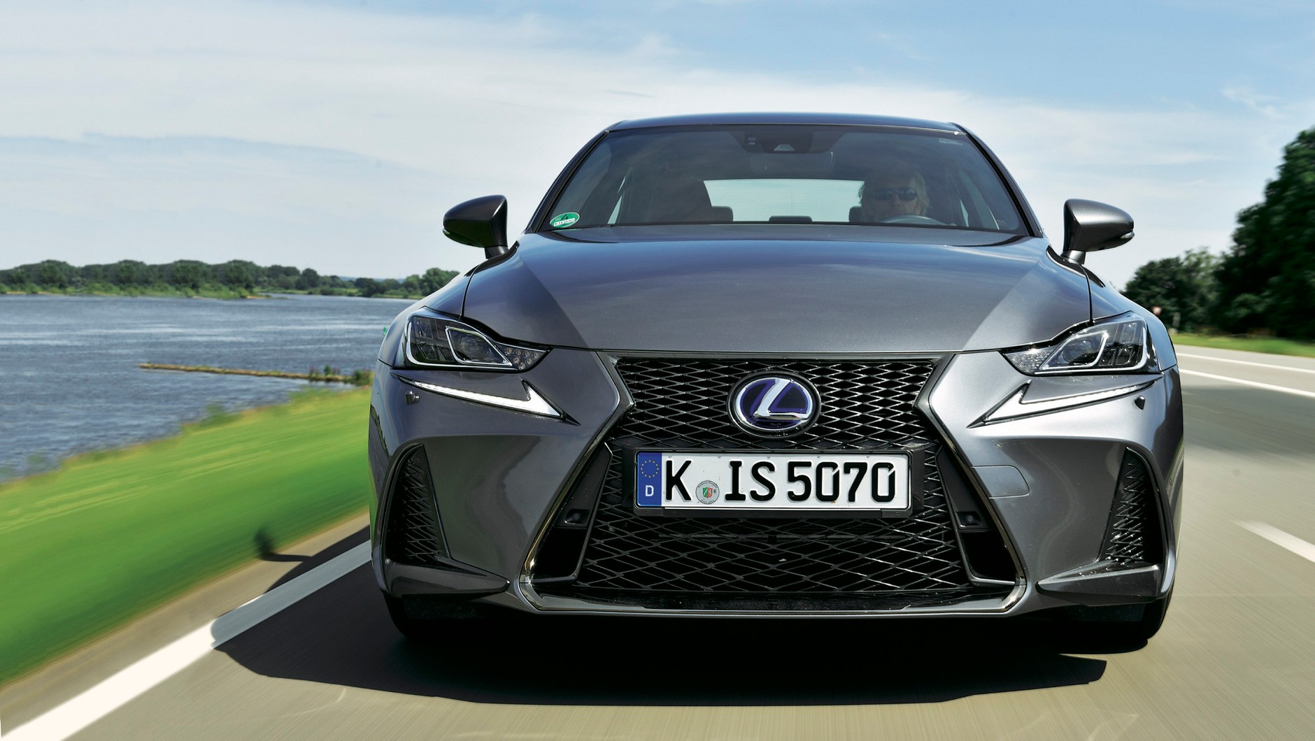 Lexusu is300h, 223 KM