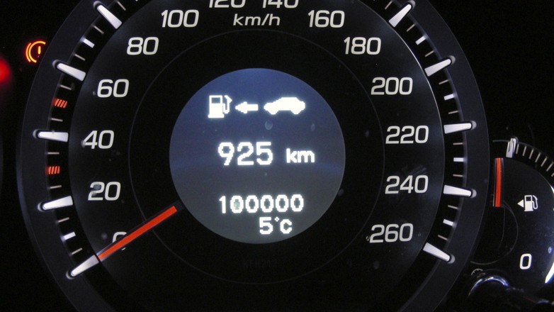 LIczniki używanych aut oferowanych w Polsce obecnie najczęściej cofa się jeszcze przed pierwszą rejestracją