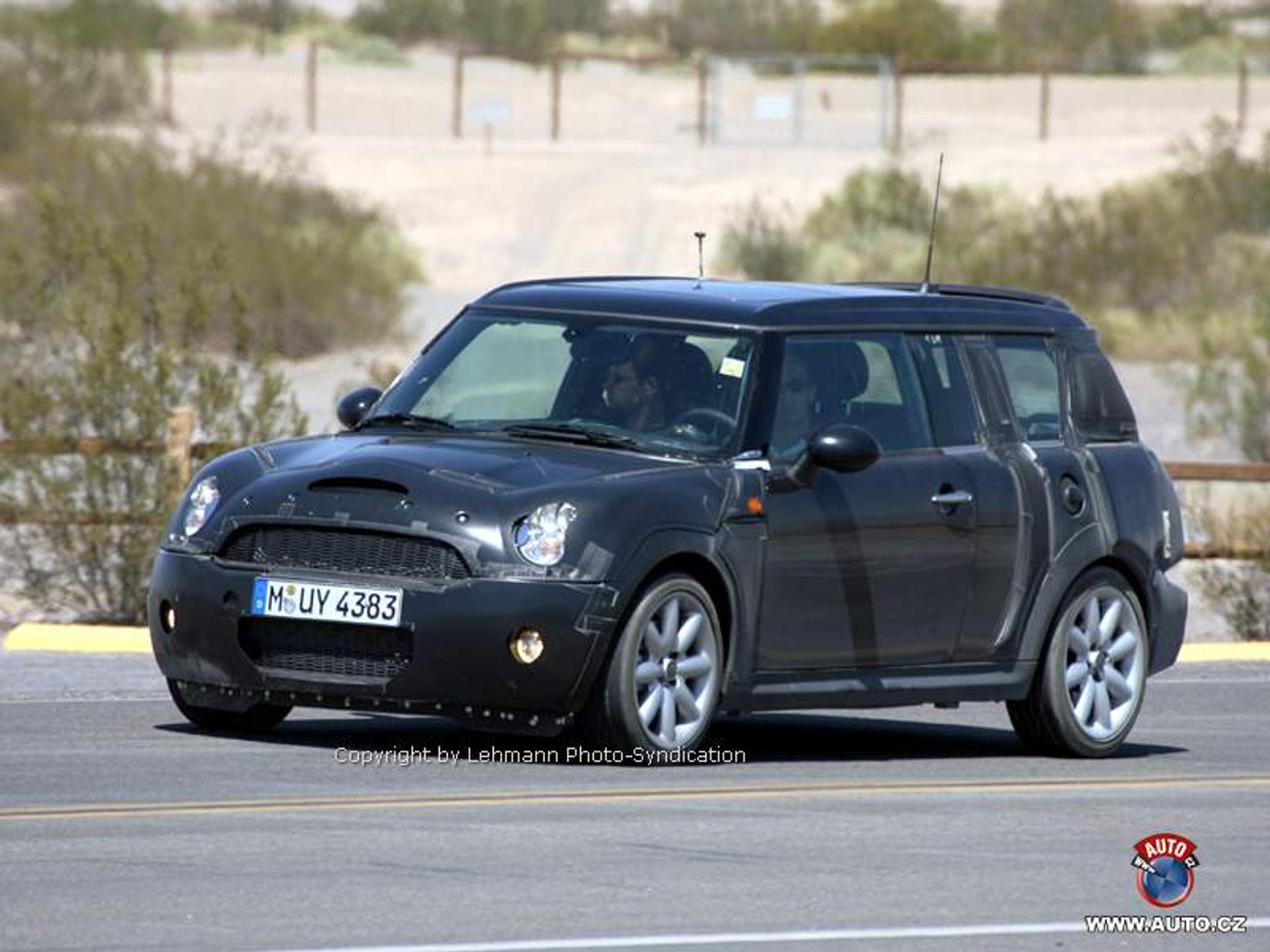 Nietypowe drzwi nowego kombi Mini Traveller