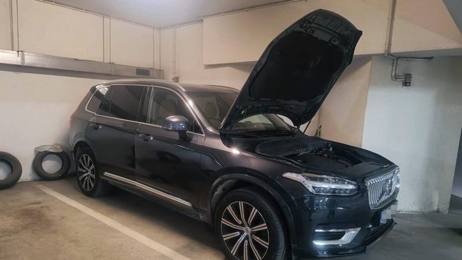 Policjanci odzyskali skradzione we Wrocławiu Volvo XC90 i Mercedesa GLE