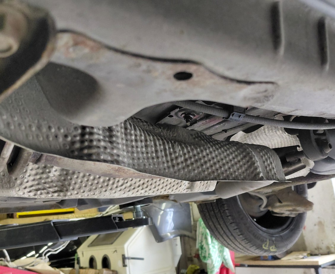 Do prowizorycznej, ale skutecznej naprawy wystarczyła blaszka, podkładka i nakrętka – hałasy zniknęły. Na szczęście z konta pani Izy nie zniknęło 5 tys. złotych. 