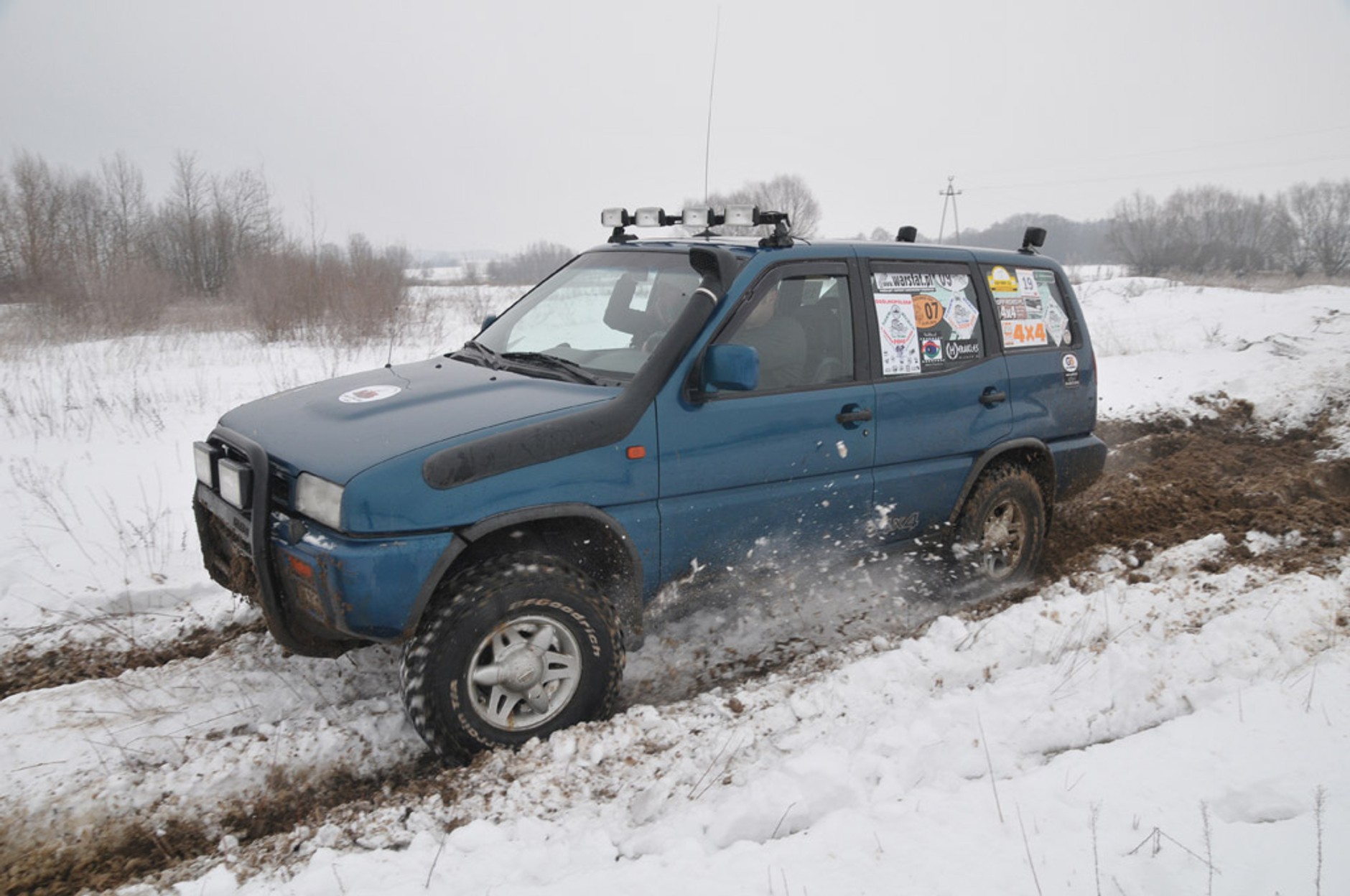 Terenowa integracja „dla choinki” pod znakiem śniegu i mrozu