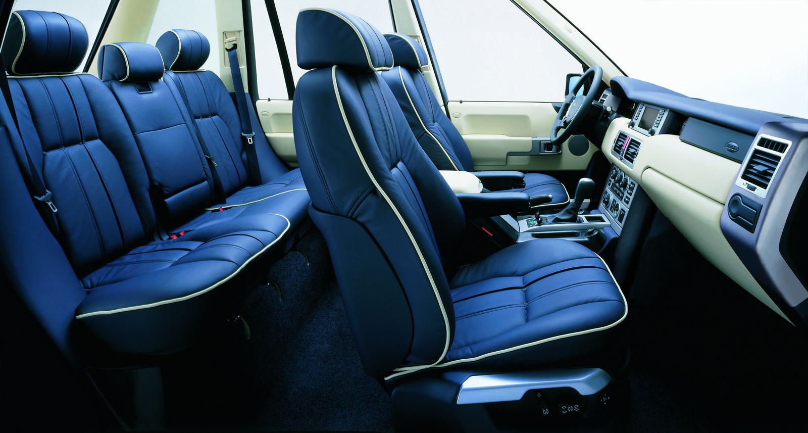 Range Rover III (L322):
skórzanej tapicerki nie miały tylko podstawowe warianty Range Rovera. Ilość miejsca we wnętrzu – przeciętna.