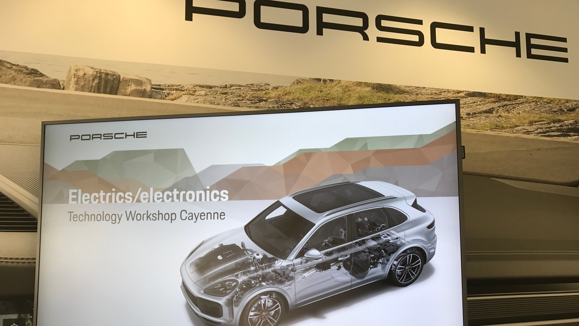 Porsche wreszcie ma się czym chwalić. Nowy system PCM jest znacznie bardziej zaawansowany od wcześniejszych wersji z poprzednich modeli Cayenne