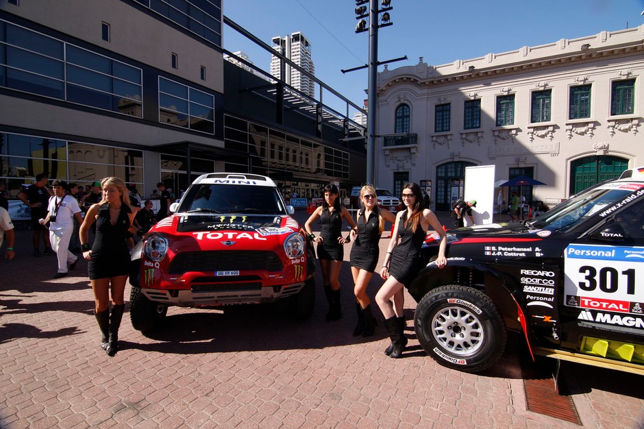 Rajd Dakar 2011: Hołowczyc na konferencji zespołu X-raid (Fot. Rallyworld©Willy Weyens)