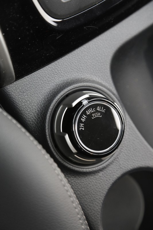 Pokrętło wyboru napędu (zmiana możliwa do prędkości 100 km/h)