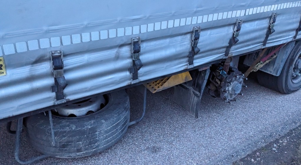 Kierowca zestawu drogowego rozwiązał problem w najprostszy sposób