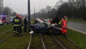 Rozbite Ferrari w Łodzi. Kierowca zatrzymał się na słupie
