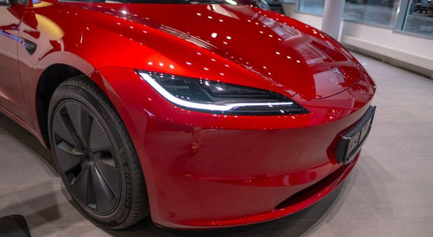 Tesla zanotowała spadek sprzedaży pierwszy raz od wielu lat. Akcje poleciały w dół