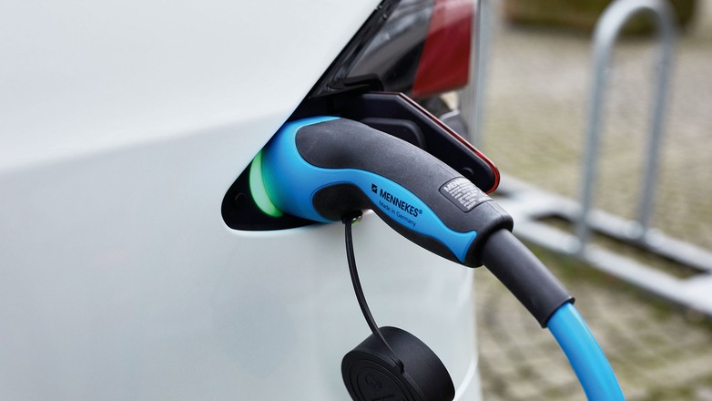 Tesla Model X kontra Audi e-tron - które elektryczne auto będzie lepszym wyborem?