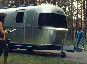 Ta przyczepa potrafi sama ustawić się na kempingu. Airstream z własnym napędem elektrycznym