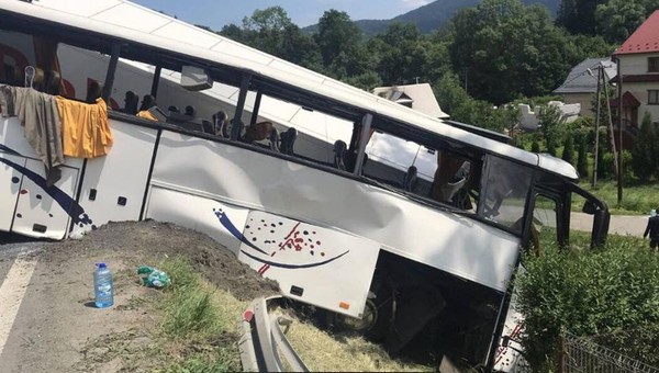 Wypadek autobusu z dziećmi