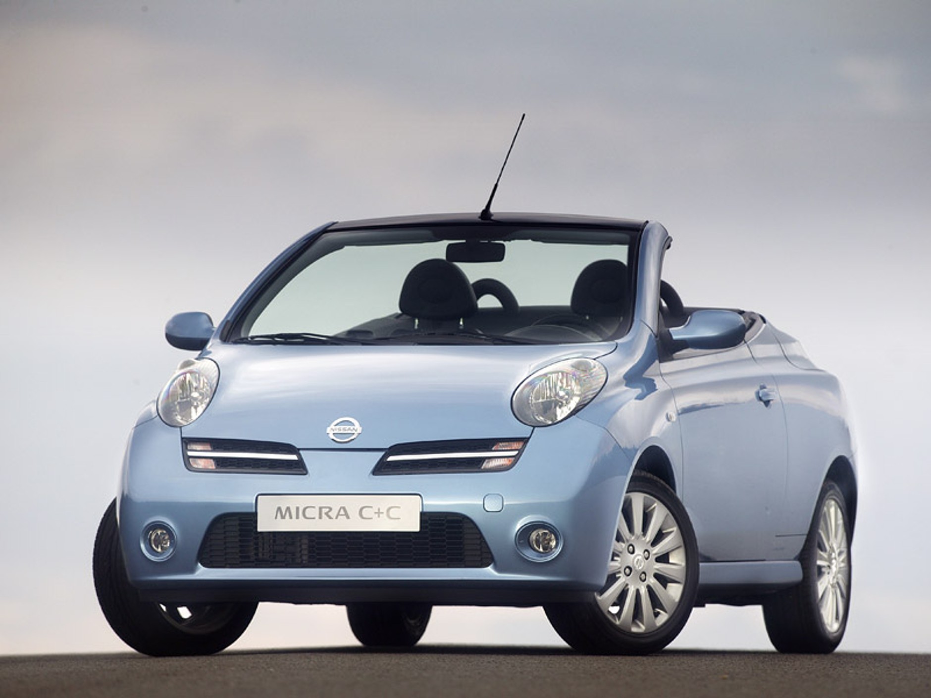 Świat zwariował: Nissan Micra C+C z Wlk. Brytanii do Japonii