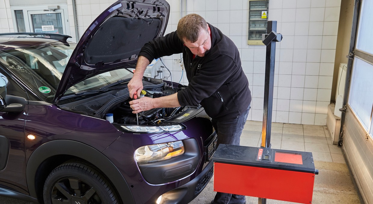 Diagności ustawią światła za darmo – rusza kampania ITS i policji