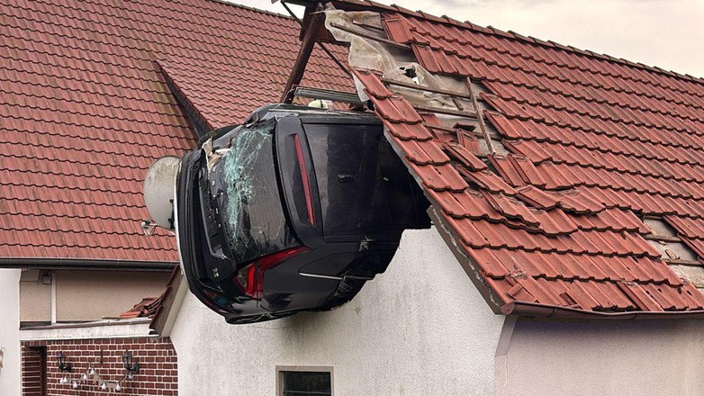 Potrącił dziecko skaczące na trampolinie i wbił się w dach stodoły