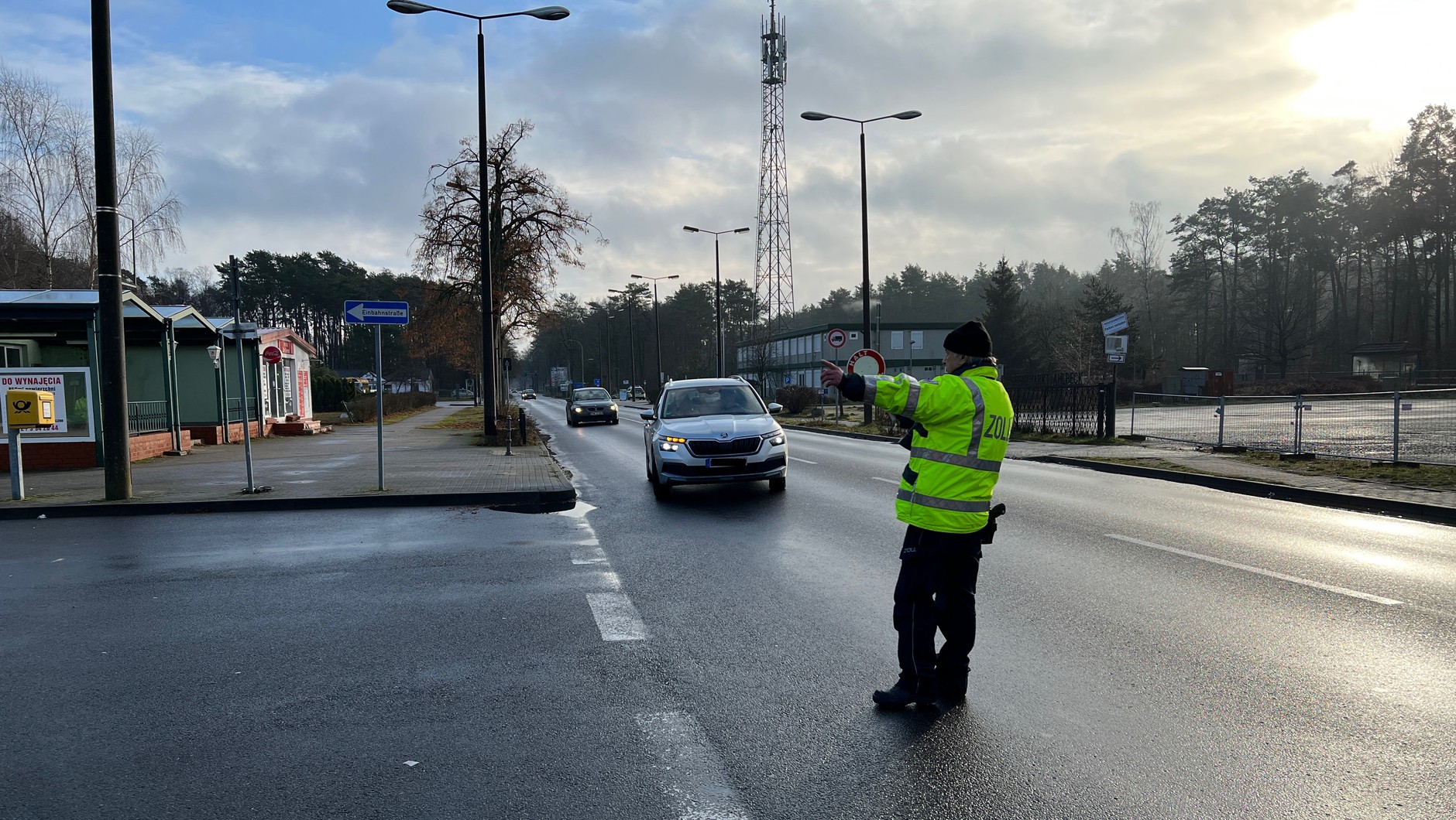 Jeśli przy okazji rutynowej kontroli drogowej w Niemczech okaże się, że kierowca ma niezapłacone mandaty, to karę trzeba uregulować od razu. 