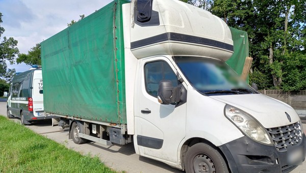 Kierowca stracił uprawnienia 13 lat temu, mimo to prowadził busa