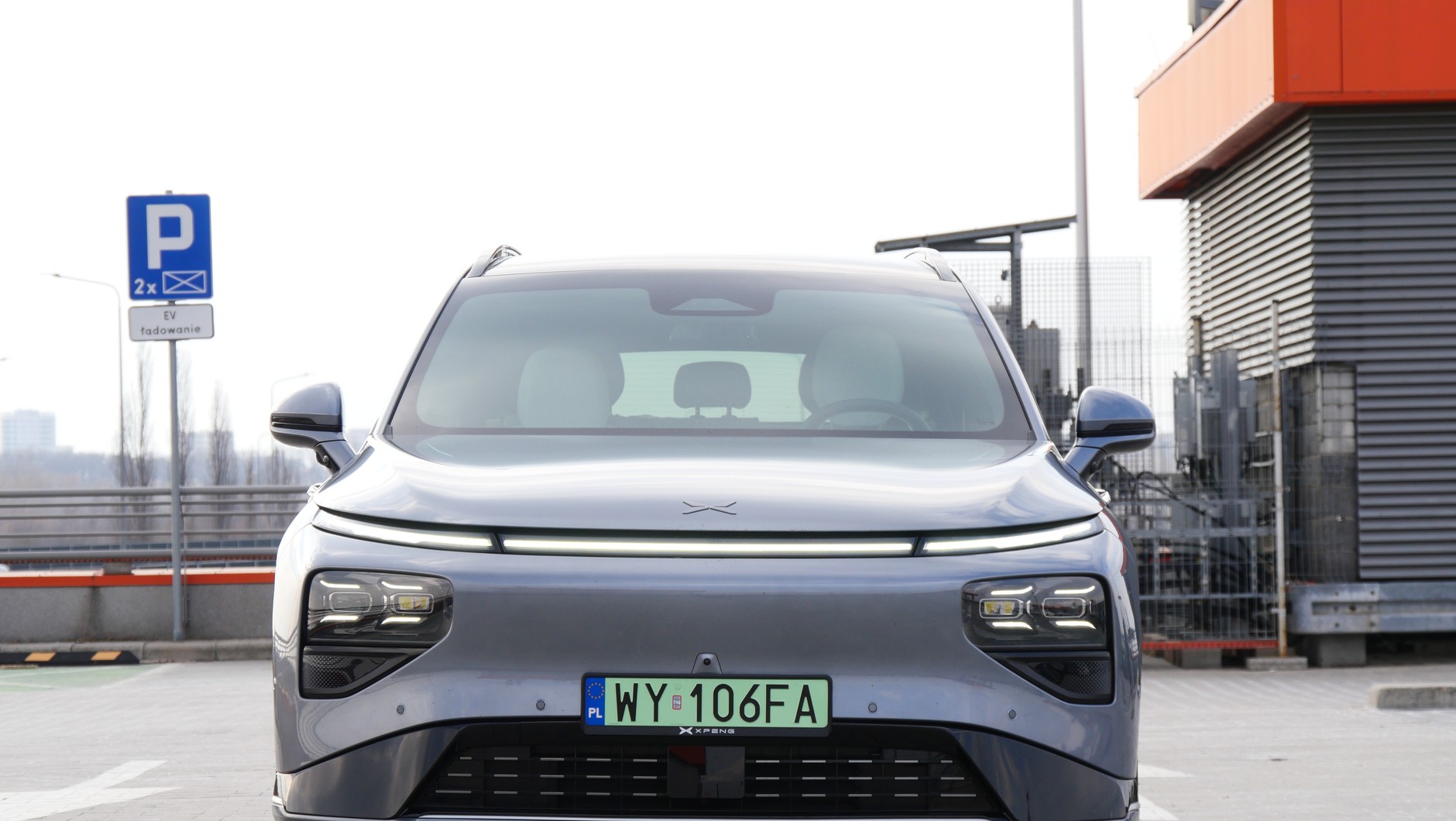 Xpeng G9 RWD Long Range Pro – nie ma w Polsce stacji ładowania, na których dałoby się  przetestować maksymalne możliwości Xpenga G9 w kwestii parametrów ładowania.