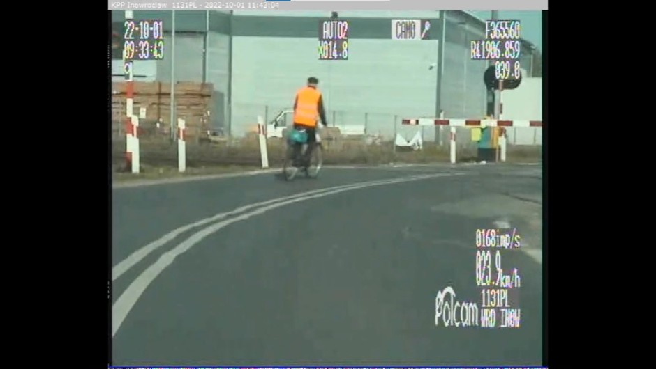 Rowerzysta zignorował szlabany. Policja od razu interweniowała