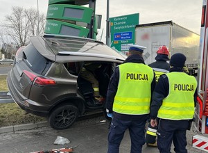 Kierowca Toyoty uciekał przed kontrolą policji. "Skutecznie" zatrzymał go pylon na stacji
