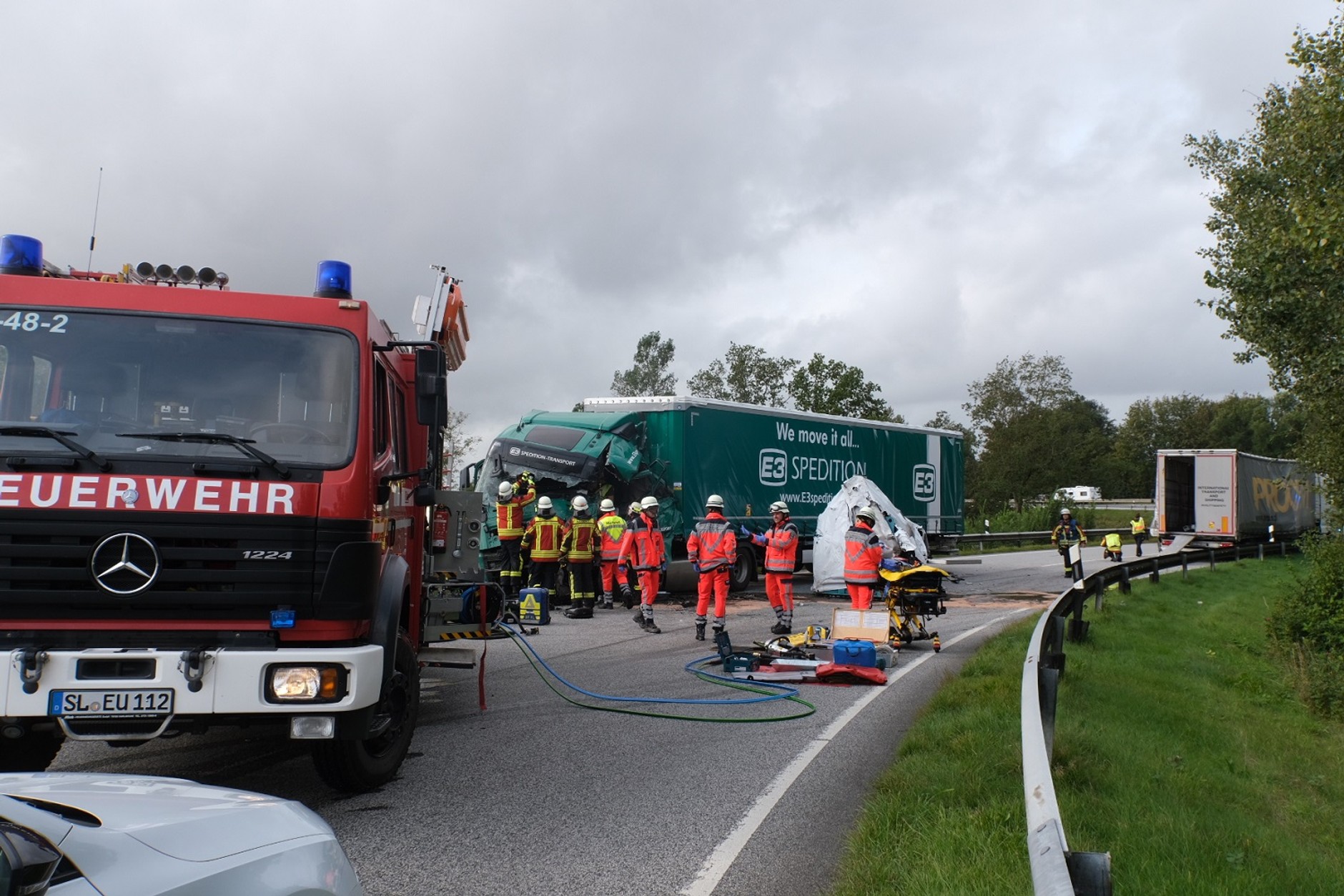 Przez 1,5 godziny strażacy próbowali wydobyć ciężko rannego kierowcę