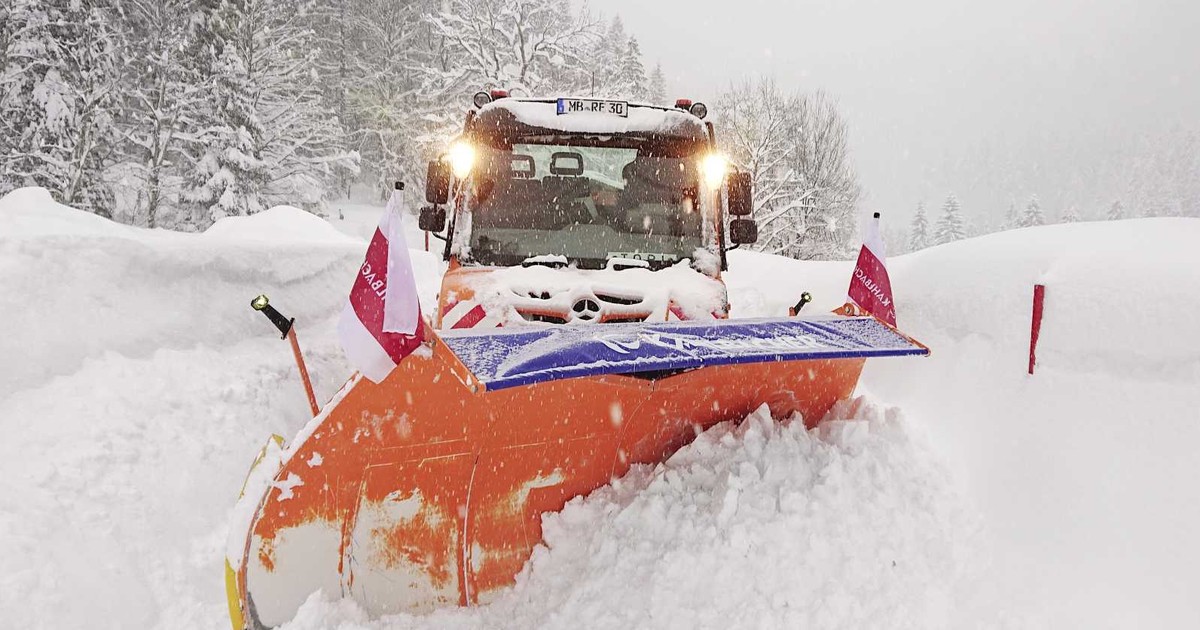 Unimog U437 Bawaria. Odśnieżanie tras prowadzących do wyciągów narciarskich.