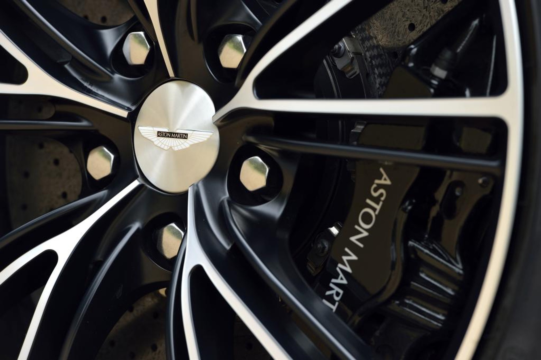 Jak jeździ Aston Martin Vanquish?