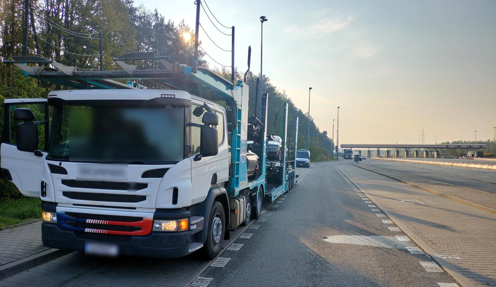 Przewóz dwóch pojazdów bez wypisu z licencji, z naruszeniem czasu pracy i bez delegowania kierowcy ujawnili konińscy inspektorzy na autostradzie A2