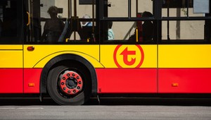Warszawa: pod autobusem zapadła się jezdnia