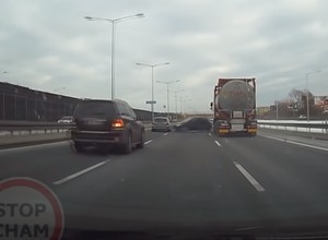 Kierowca ciężarówki widzi mniej. Cysterna spycha auto na S8 [Nagranie]
