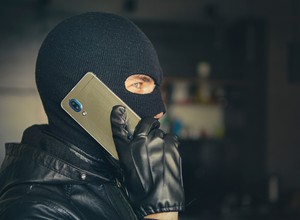 Chciał zainwestować w akcje Orlenu. Stracił 10 tys. zł. Tak działają oszuści