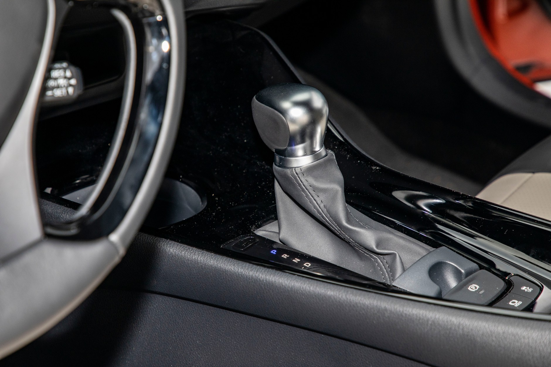 Zdziwisz się jak dobrze jeździ poliftingowa Toyota CH-R z nową hybrydą