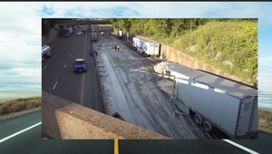 Wypadek ciężarówki pełnej sosu do spaghetti, który przykleił się do asfaltu [WIDEO]