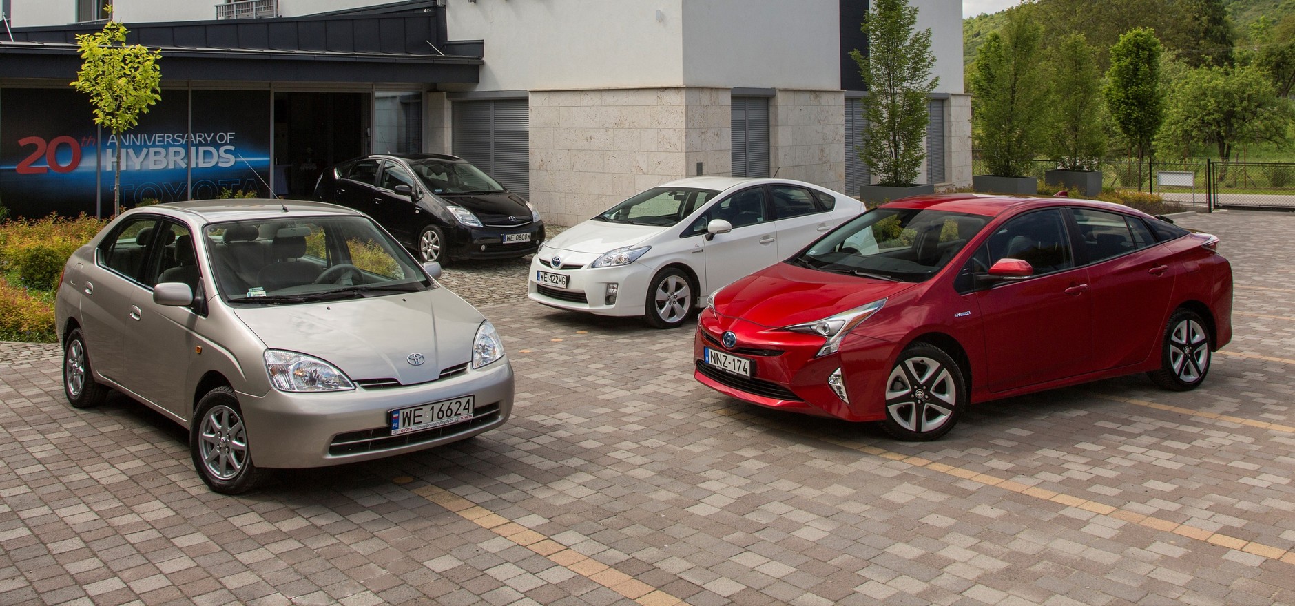 Cztery generacje Toyoty Prius. Od lewej: pierwsza, druga, trzecia i czwarta