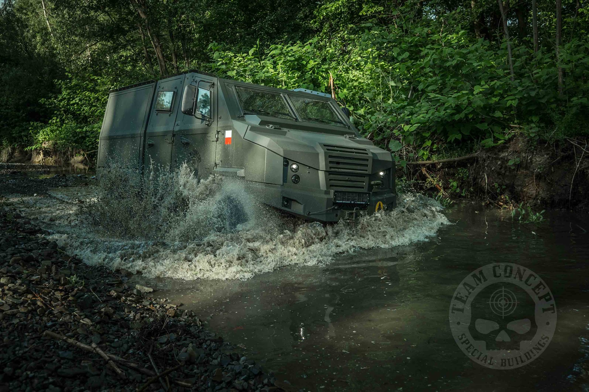 Dino - samochód wyposażono w napęd 4x4 stosowany w zmodyfikowanych Sprinterach przez firmę współpracującą z Mercedesem